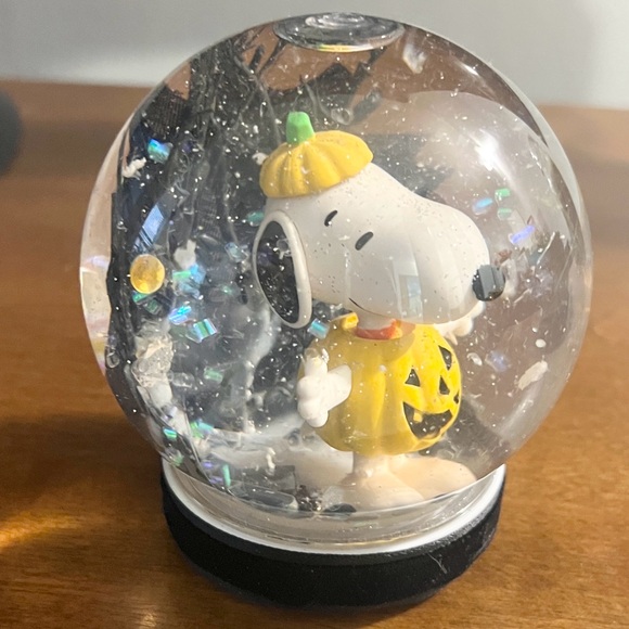 SNOOPY Pumpkin Snow Globe - Picture 3 of 13